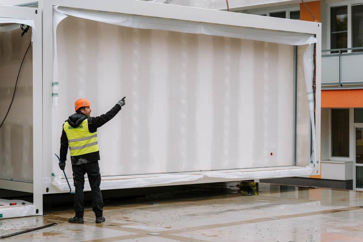 FOTO: Zariadenie sociálnych služieb Kreatív v Klasove rozšíria, priviezli sem 22 mobilných kontajnerov, foto 2