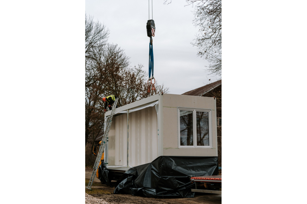 FOTO: Zariadenie sociálnych služieb Kreatív v Klasove rozšíria, priviezli sem 22 mobilných kontajnerov, foto 3