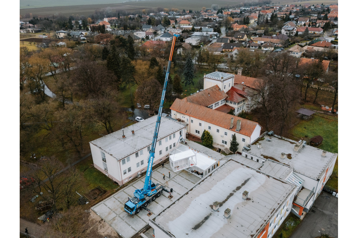 FOTO: Zariadenie sociálnych služieb Kreatív v Klasove rozšíria, priviezli sem 22 mobilných kontajnerov, foto 5