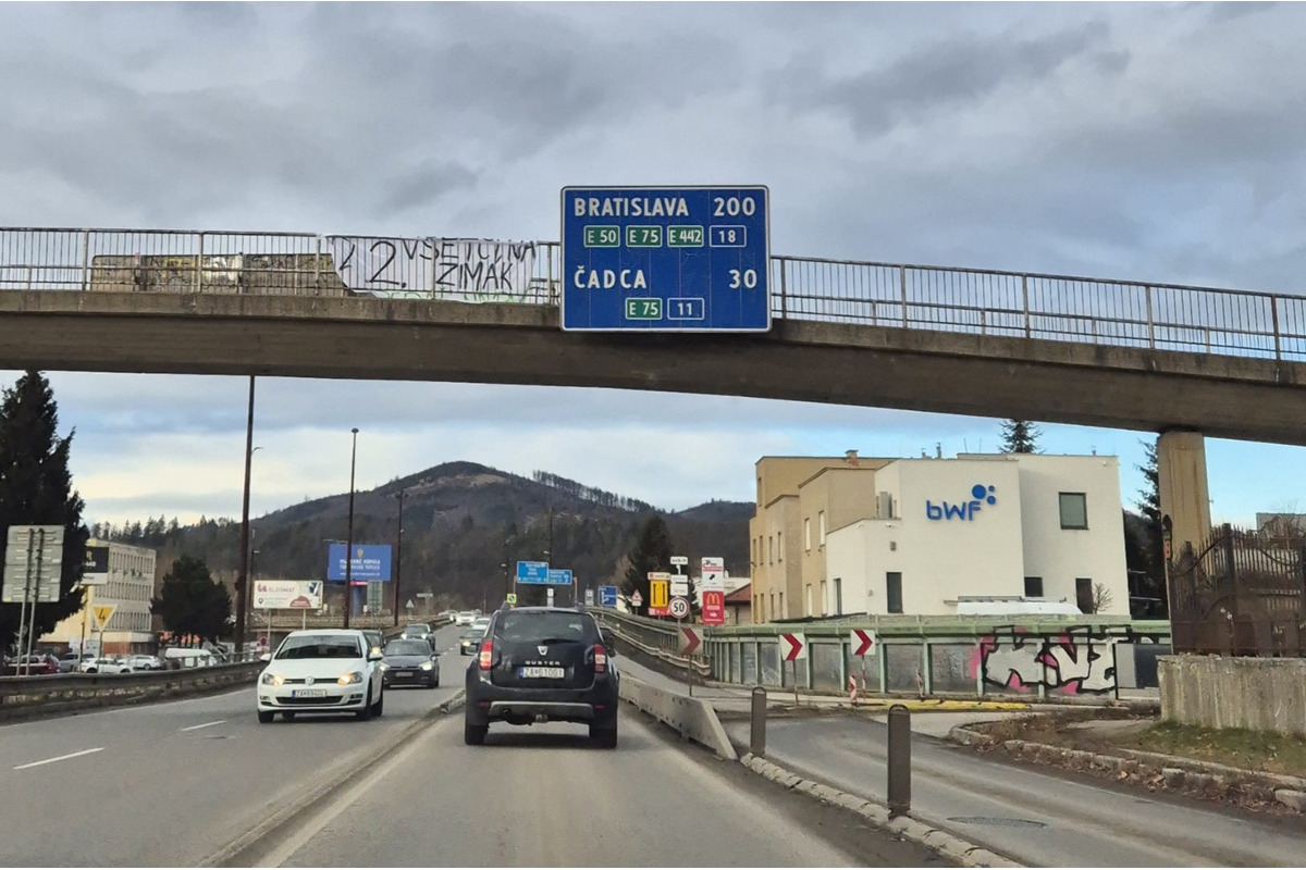 FOTO: Takto sa pozýva na zápas? V Žiline sa objavil vulgárny transparent namierený proti Nitre, foto 1