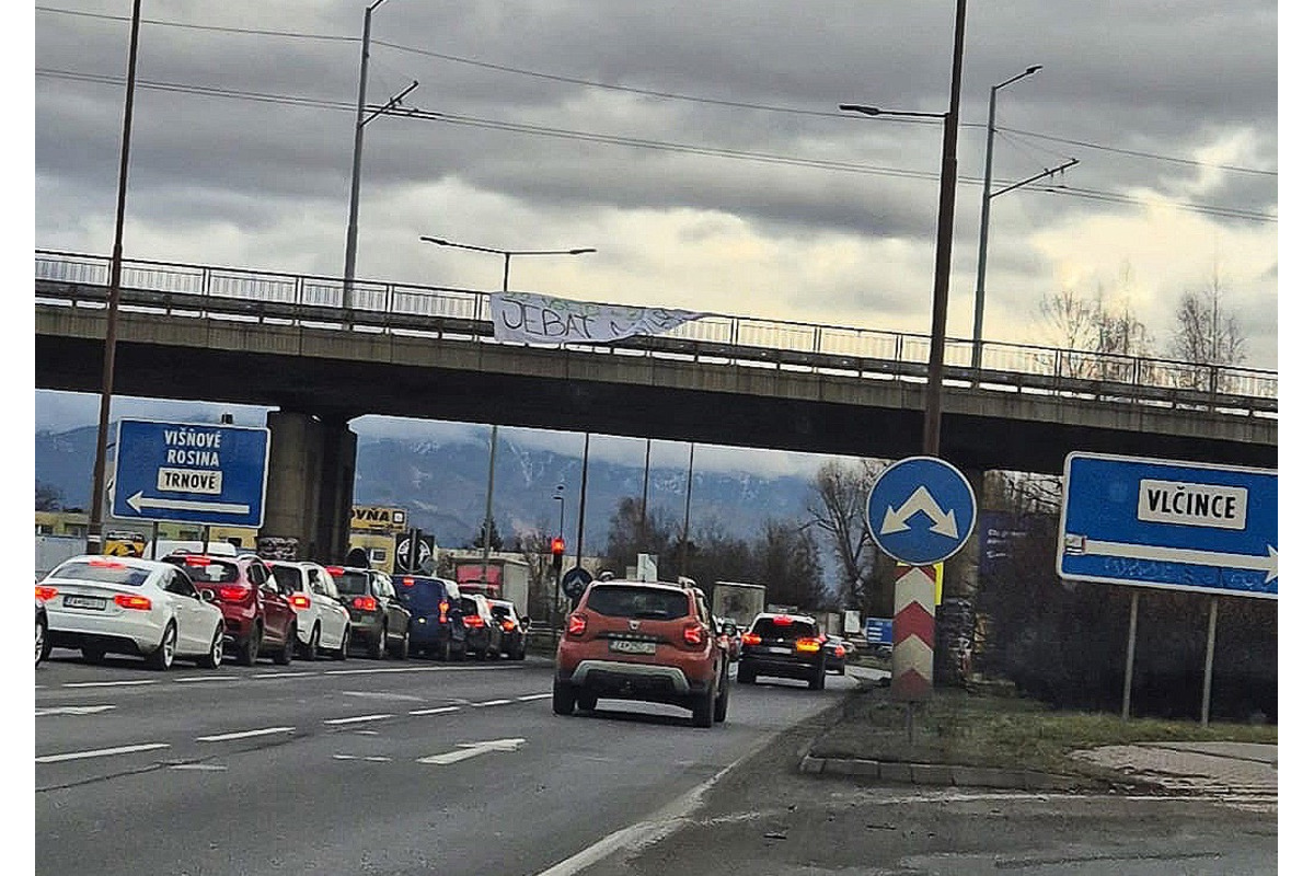 FOTO: Takto sa pozýva na zápas? V Žiline sa objavil vulgárny transparent namierený proti Nitre, foto 2