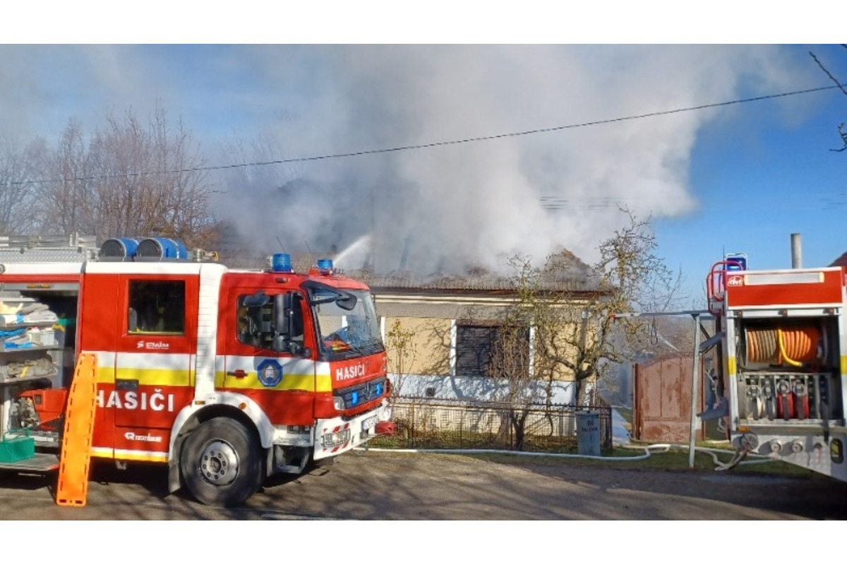 FOTO: Rodinný dom v Šalgovciach zachvátili plamene, po zranenú seniorku musel prísť vrtuľník, foto 1