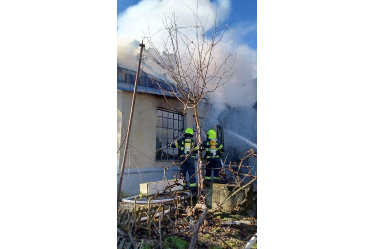 FOTO: Rodinný dom v Šalgovciach zachvátili plamene, po zranenú seniorku musel prísť vrtuľník, foto 2