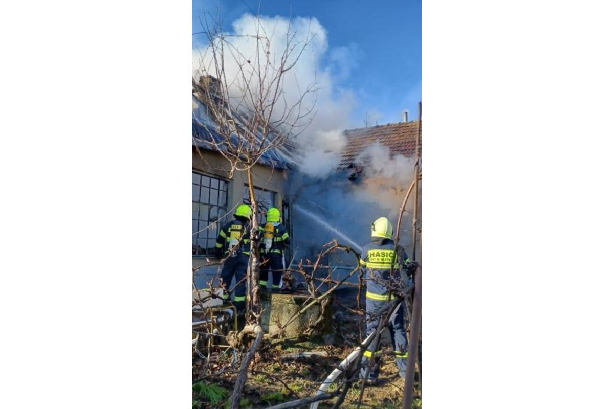 FOTO: Rodinný dom v Šalgovciach zachvátili plamene, po zranenú seniorku musel prísť vrtuľník, foto 3