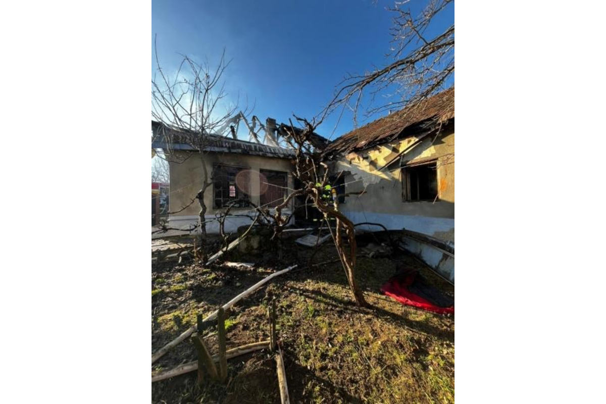 FOTO: Rodinný dom v Šalgovciach zachvátili plamene, po zranenú seniorku musel prísť vrtuľník, foto 4