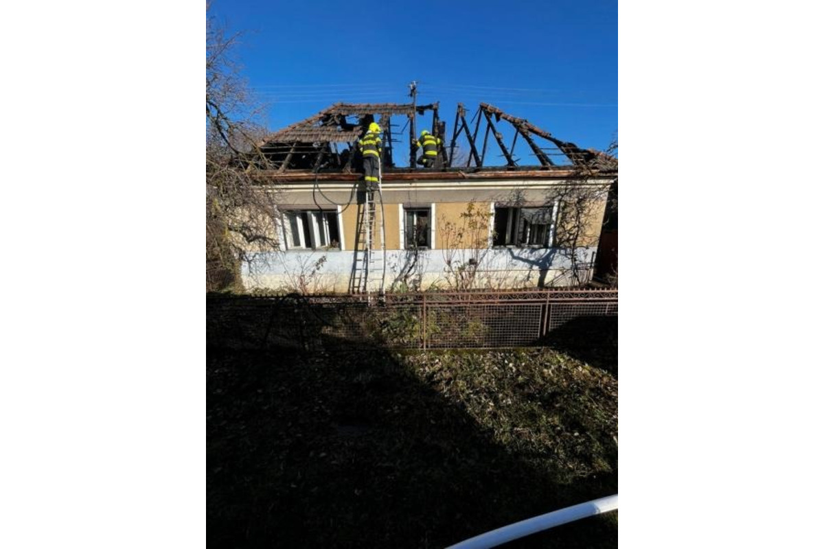 FOTO: Rodinný dom v Šalgovciach zachvátili plamene, po zranenú seniorku musel prísť vrtuľník, foto 5