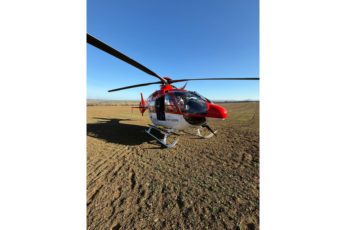 FOTO: Rodinný dom v Šalgovciach zachvátili plamene, po zranenú seniorku musel prísť vrtuľník, foto 6