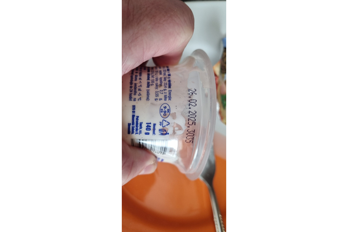 FOTO: Tesco sťahuje z predaja obľúbený šalát. Zákazník v ňom našiel úlomky skla, foto 3