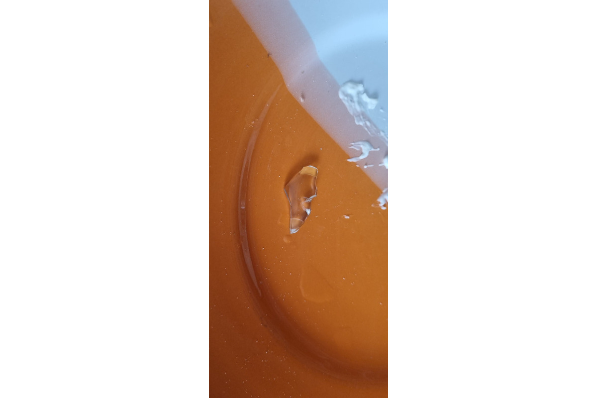 FOTO: Tesco sťahuje z predaja obľúbený šalát. Zákazník v ňom našiel úlomky skla, foto 1