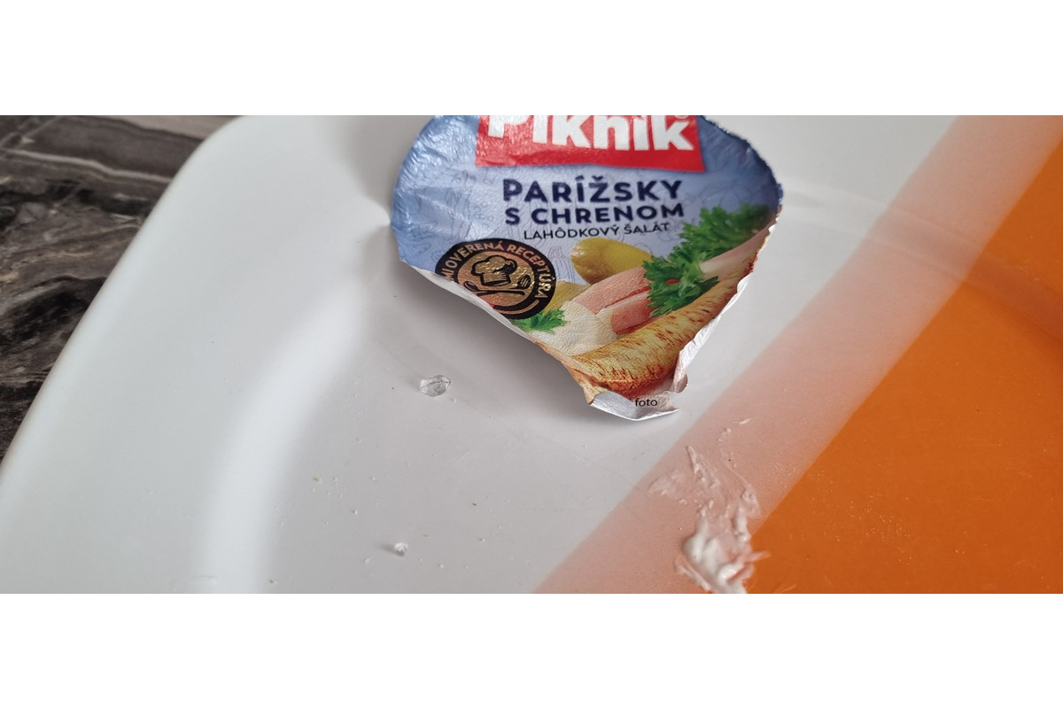 FOTO: Tesco sťahuje z predaja obľúbený šalát. Zákazník v ňom našiel úlomky skla, foto 4