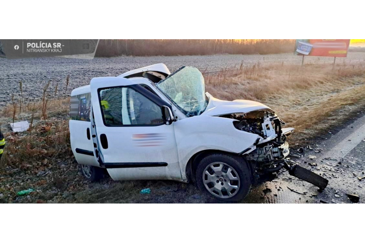 FOTO: Tragická zrážka osobného auta a nákliadaku medzi Tvrdošovcami a Novými Zámkami, foto 1