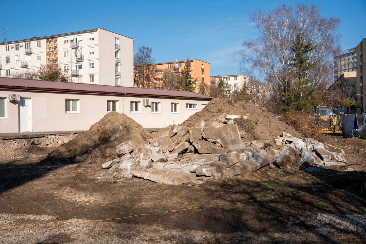 FOTO: Pri poliklinike Párovce vzniká nové parkovisko, foto 2