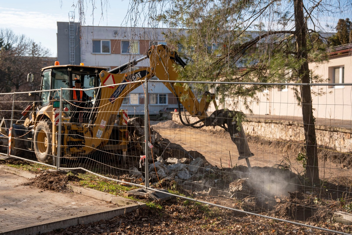 FOTO: Pri poliklinike Párovce vzniká nové parkovisko, foto 3