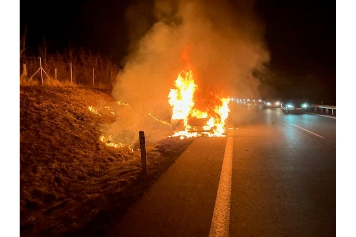 FOTO: Na R1 za Nitrou zasahovali hasiči, auto zachvátili plamene , foto 1