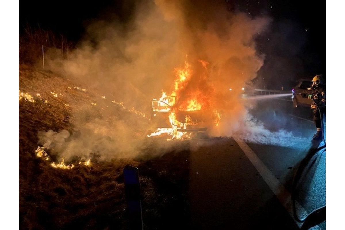 FOTO: Na R1 za Nitrou zasahovali hasiči, auto zachvátili plamene , foto 2