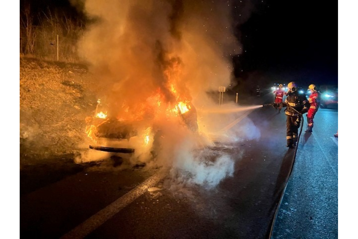FOTO: Na R1 za Nitrou zasahovali hasiči, auto zachvátili plamene , foto 3