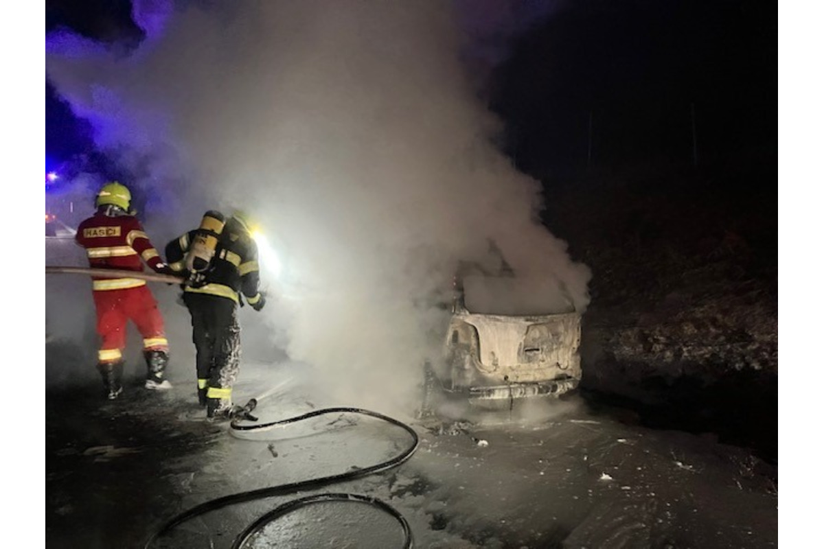 FOTO: Na R1 za Nitrou zasahovali hasiči, auto zachvátili plamene , foto 4