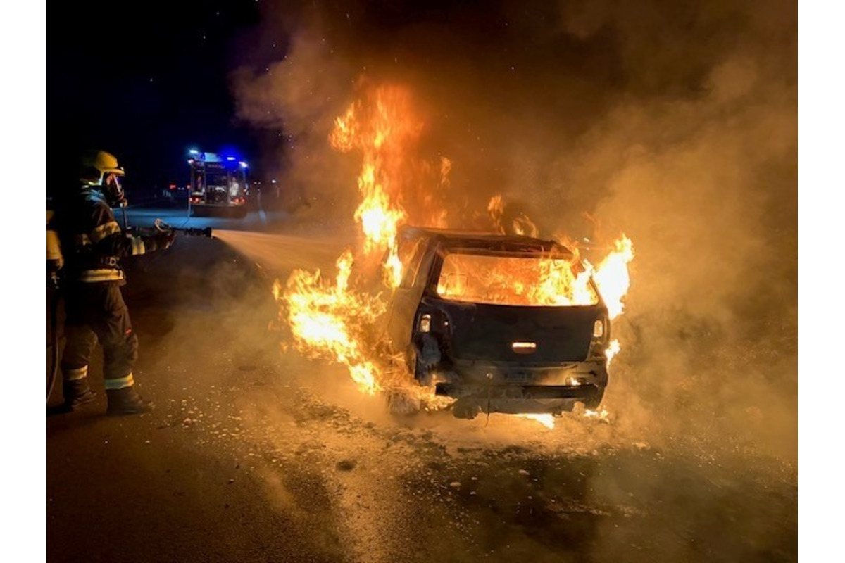 FOTO: Na R1 za Nitrou zasahovali hasiči, auto zachvátili plamene , foto 5