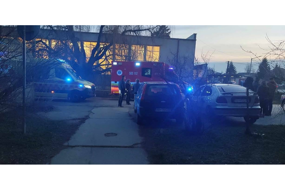 FOTO: Jeden z bytov vo Vrábľoch zachvátili plamene, evakuovať museli celú bytovku, foto 4