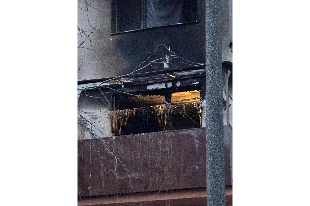 FOTO: Jeden z bytov vo Vrábľoch zachvátili plamene, evakuovať museli celú bytovku, foto 5