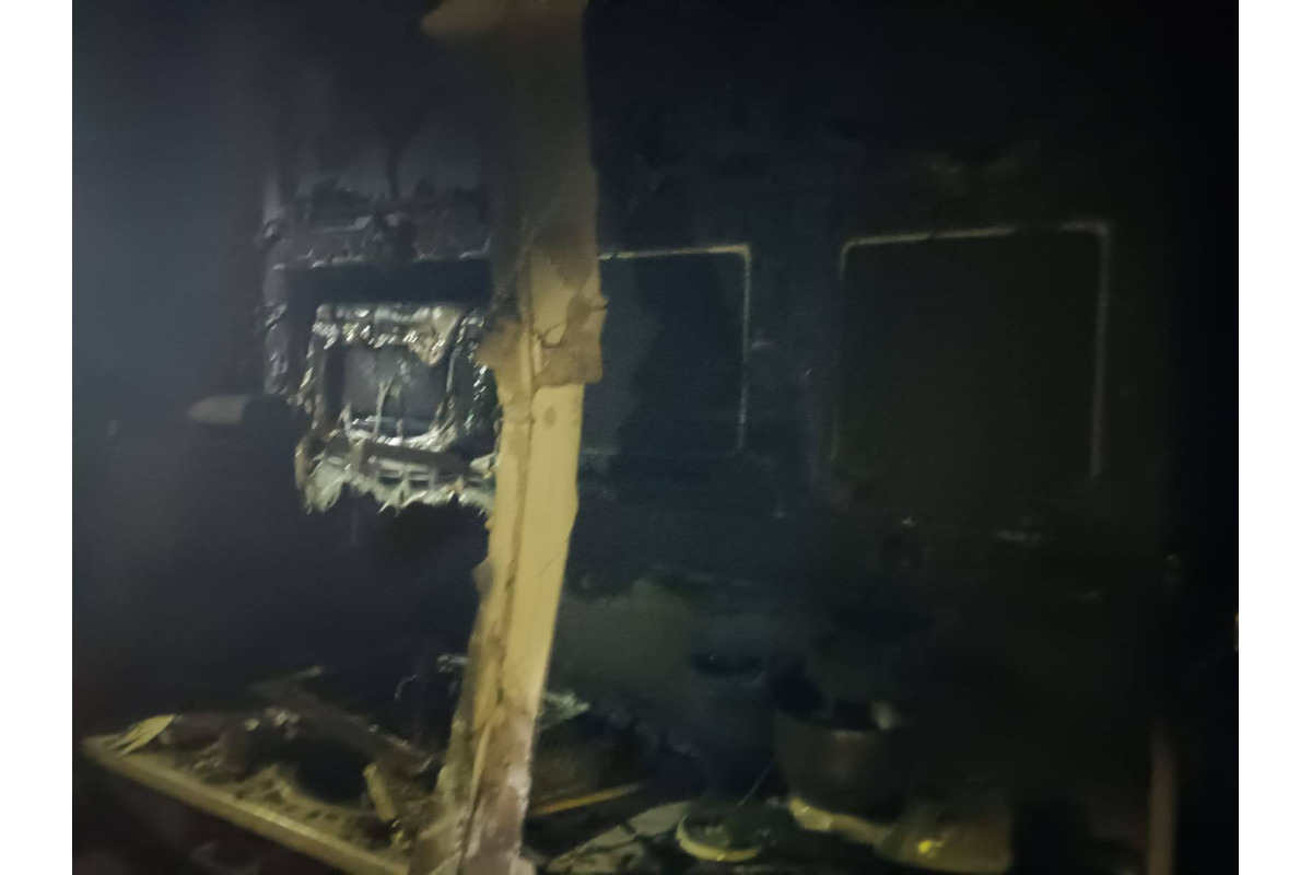 FOTO: Jeden z bytov vo Vrábľoch zachvátili plamene, evakuovať museli celú bytovku, foto 6