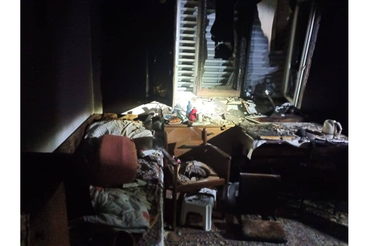 FOTO: Jeden z bytov vo Vrábľoch zachvátili plamene, evakuovať museli celú bytovku, foto 7