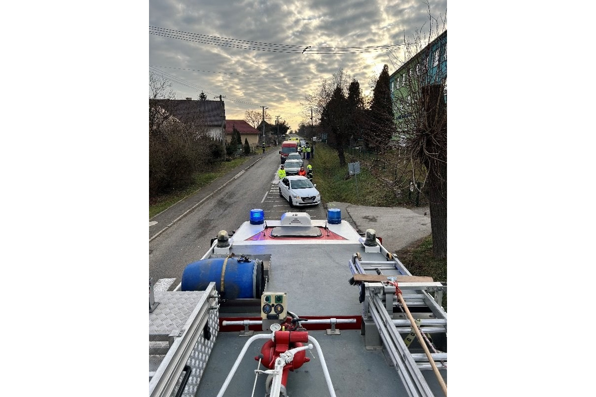 FOTO: Pred školou v Demandiciach došlo k nehode, zrazila sa tu dodávka s tromi autami , foto 4