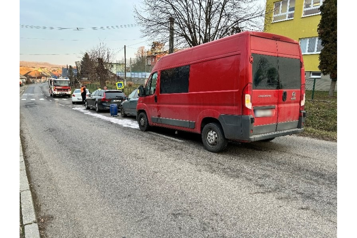 FOTO: Pred školou v Demandiciach došlo k nehode, zrazila sa tu dodávka s tromi autami , foto 3