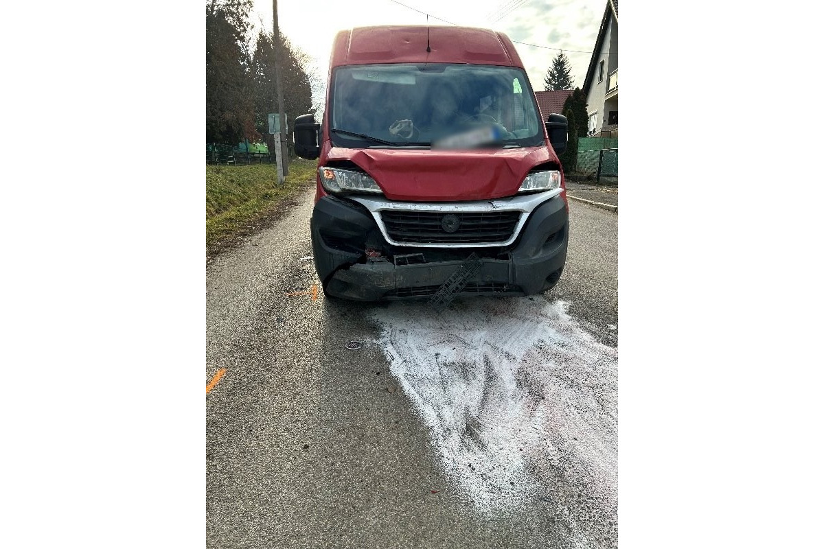 FOTO: Pred školou v Demandiciach došlo k nehode, zrazila sa tu dodávka s tromi autami , foto 2