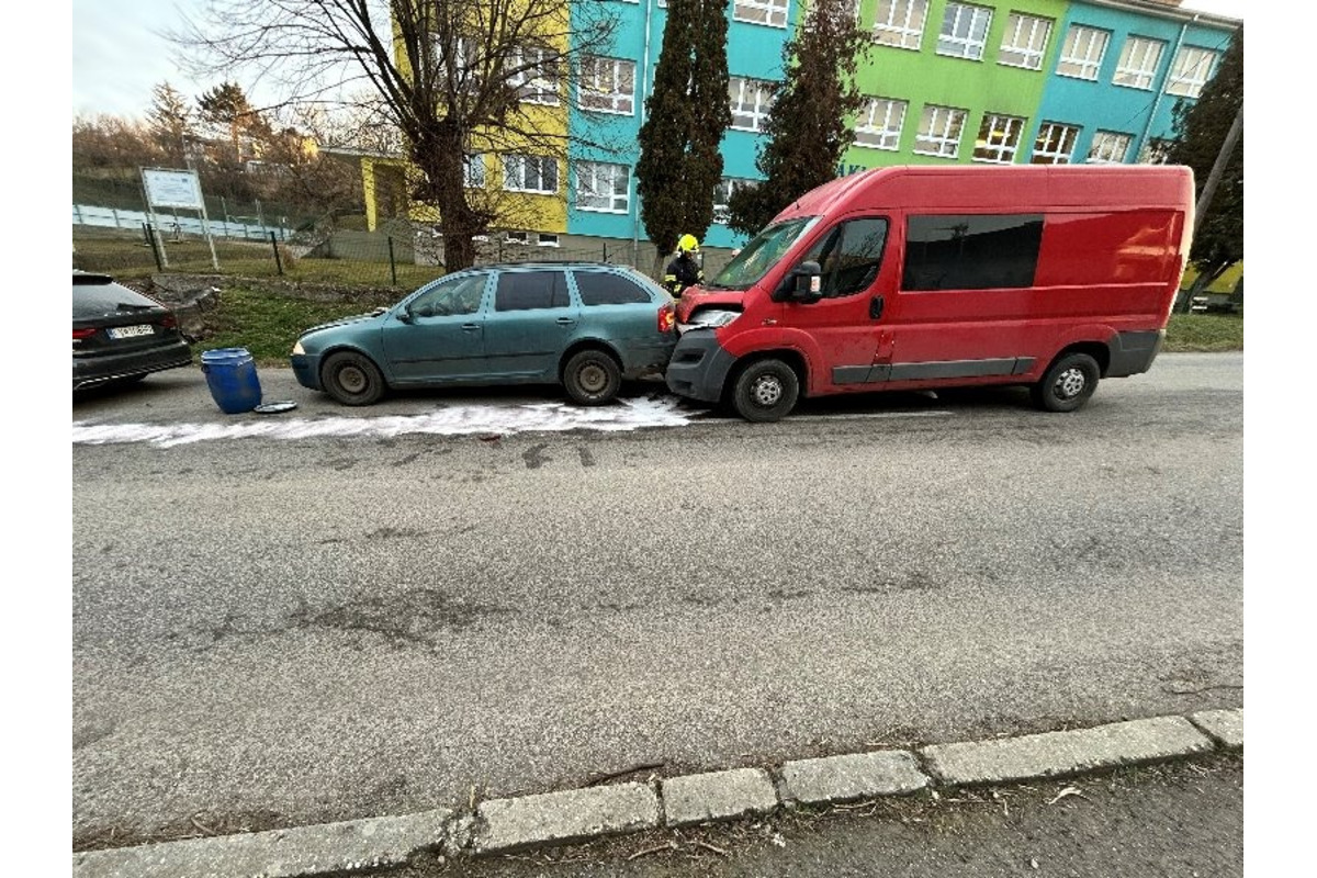 FOTO: Pred školou v Demandiciach došlo k nehode, zrazila sa tu dodávka s tromi autami , foto 1