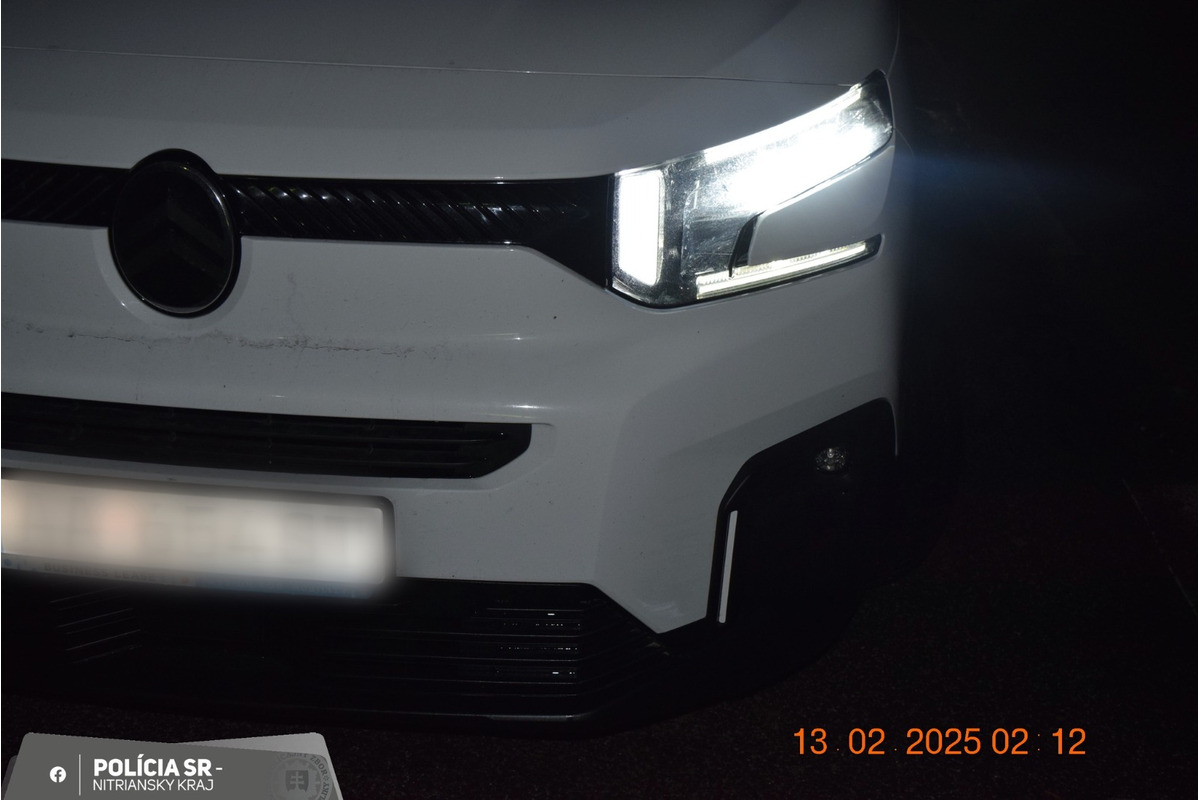 FOTO: Na R1 pri Nitre vyskočila z taxíka 35-ročná žena, zrazilo ju ďalšie auto, foto 2