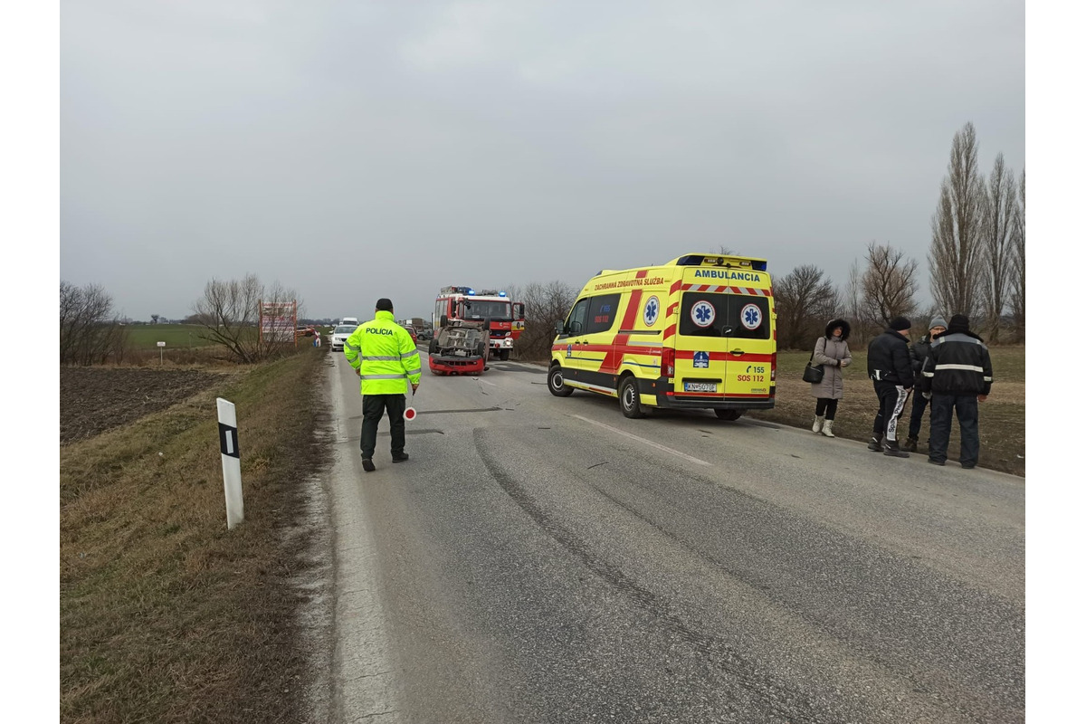 FOTO: Medzi Dvormi nad Žitavou a Novými Zámkami sa zrazili dve autá, jedno skončilo na streche, foto 1