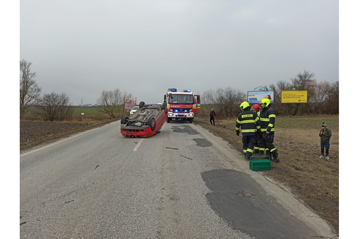 FOTO: Medzi Dvormi nad Žitavou a Novými Zámkami sa zrazili dve autá, jedno skončilo na streche, foto 2