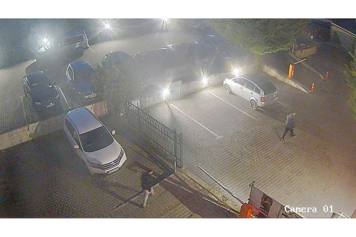 FOTO: Polícia v Nitre objasňuje prípad krádeže. Nepoznáte tieto osoby na záberoch z kamier?, foto 1