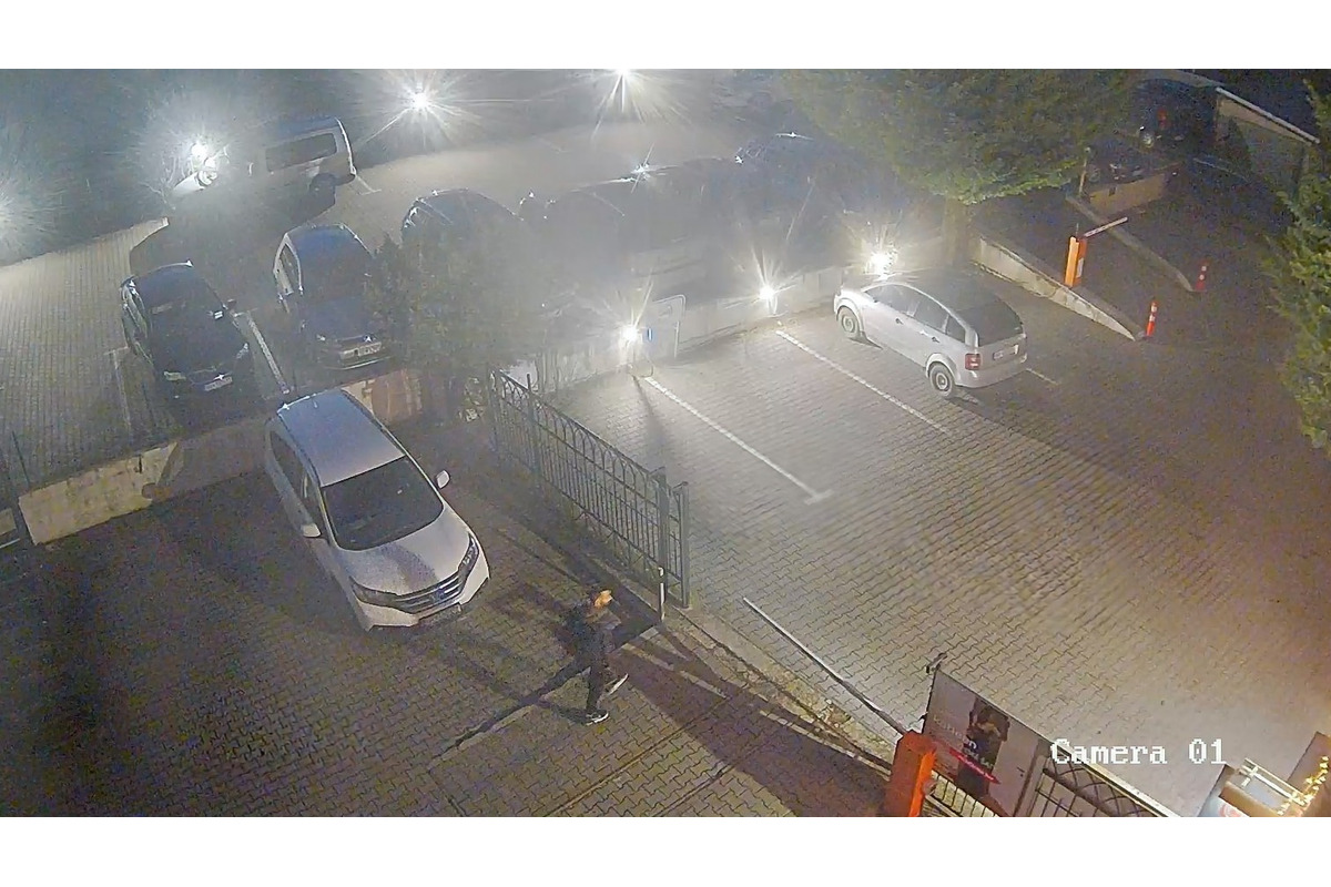 FOTO: Polícia v Nitre objasňuje prípad krádeže. Nepoznáte tieto osoby na záberoch z kamier?, foto 2