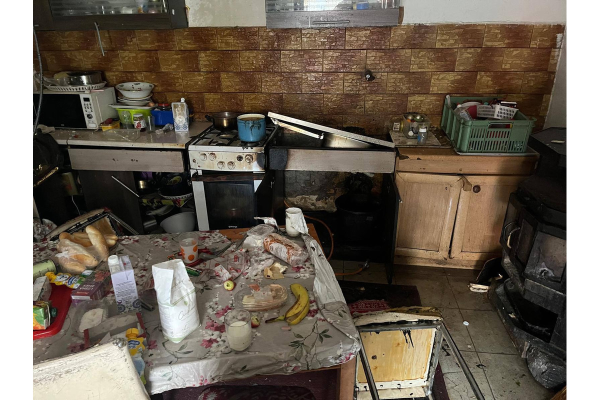 FOTO: Požiar rodinného domu pri Leviciach spôsobil výbuch plynovej bomby, foto 1