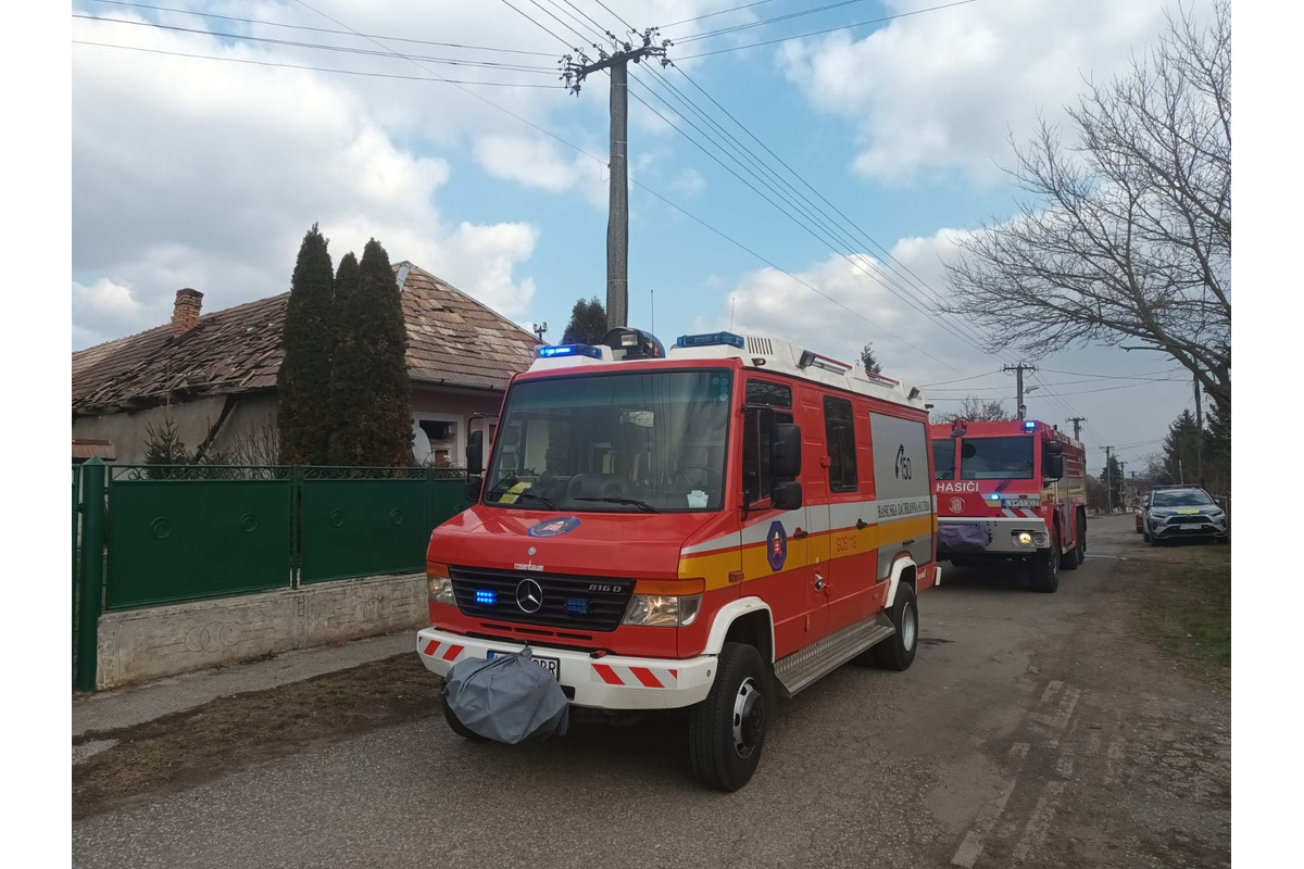 FOTO: Požiar rodinného domu pri Leviciach spôsobil výbuch plynovej bomby, foto 3