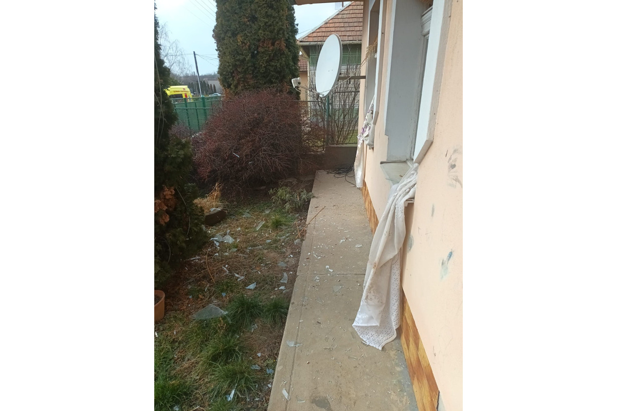 FOTO: Požiar rodinného domu pri Leviciach spôsobil výbuch plynovej bomby, foto 6