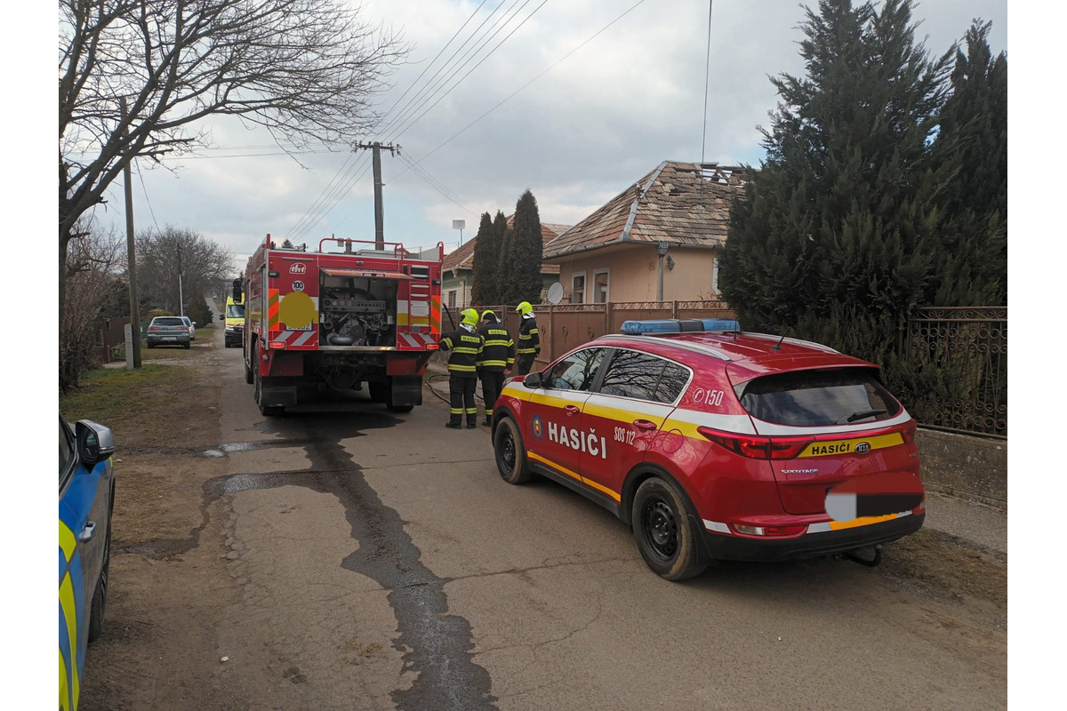 FOTO: Požiar rodinného domu pri Leviciach spôsobil výbuch plynovej bomby, foto 7
