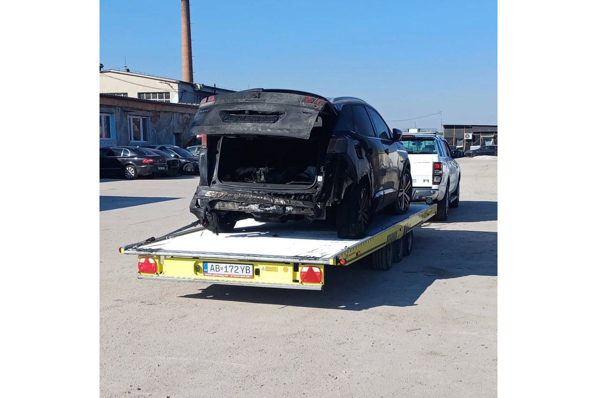 FOTO: V Topoľčanoch zasahovali hasiči, auto zrazu začalo horieť, foto 1