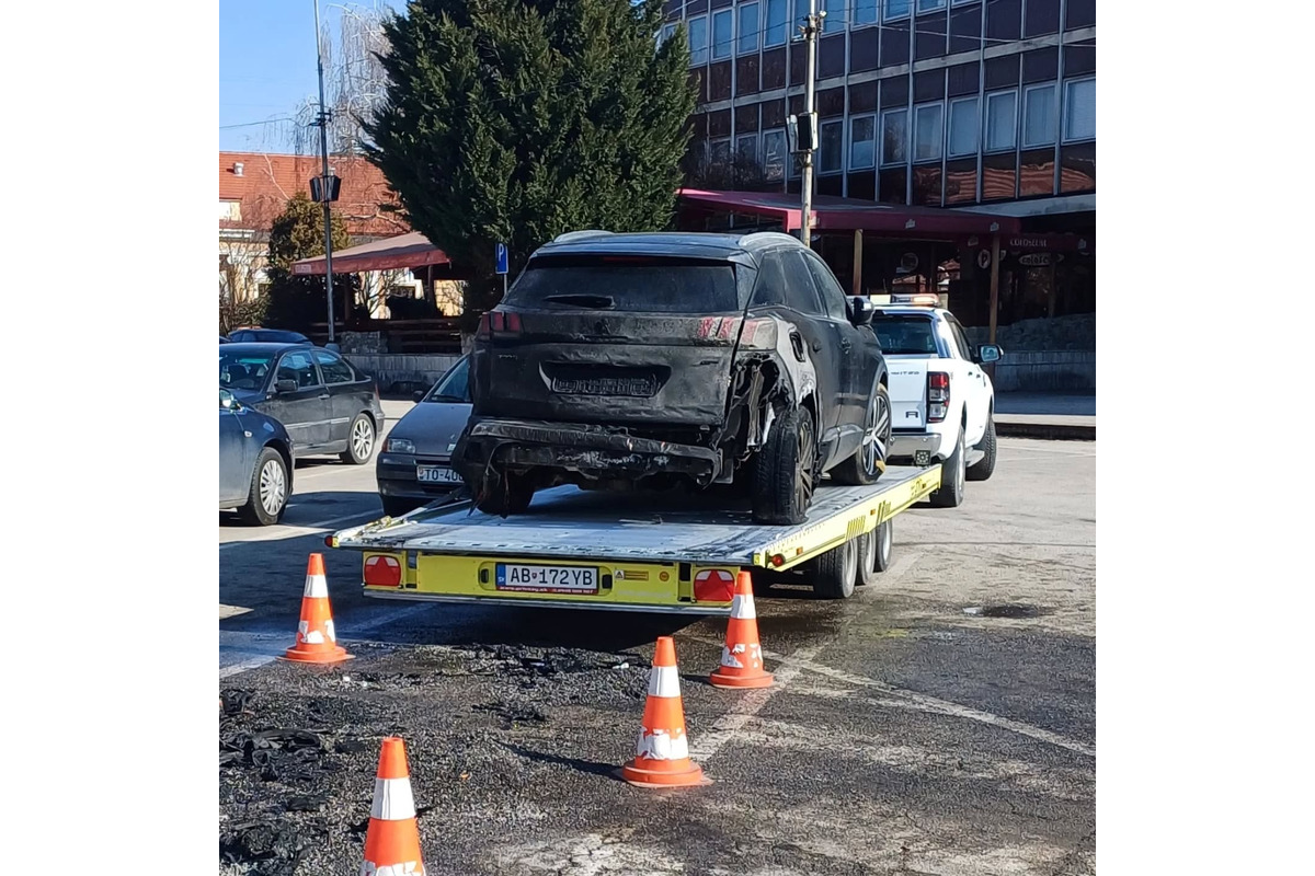 FOTO: V Topoľčanoch zasahovali hasiči, auto zrazu začalo horieť, foto 2