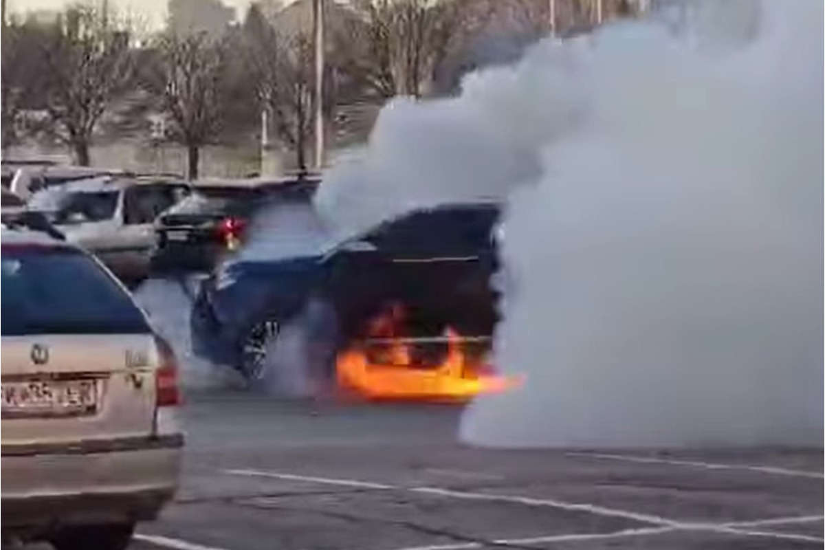 FOTO: V Topoľčanoch zasahovali hasiči, auto zrazu začalo horieť, foto 3