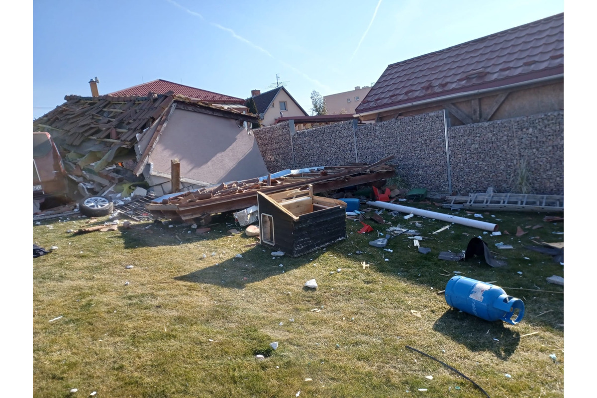 FOTO: V garáži vo Veľkých Ripňanoch došlo k výbuchu plynu, foto 4