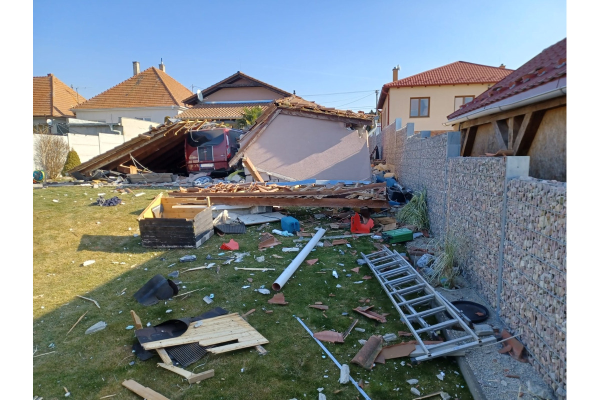 FOTO: V garáži vo Veľkých Ripňanoch došlo k výbuchu plynu, foto 6