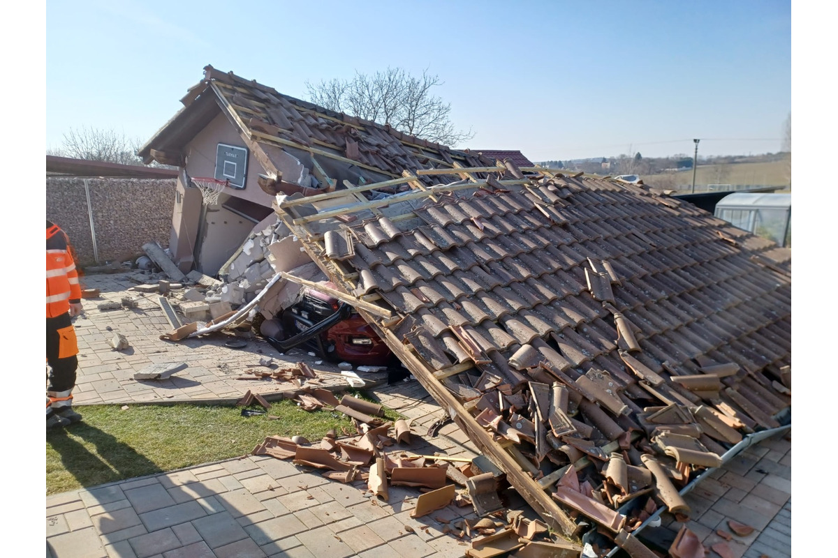 FOTO: V garáži vo Veľkých Ripňanoch došlo k výbuchu plynu, foto 7