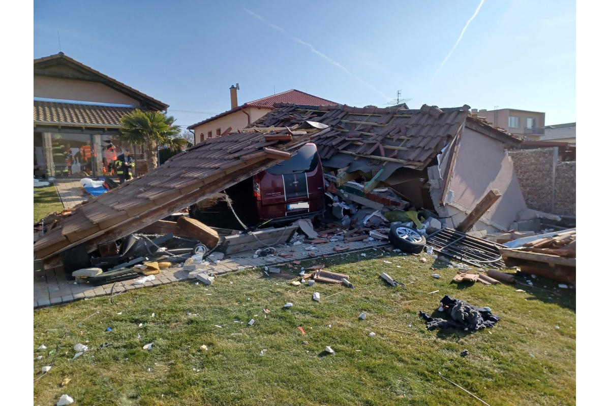 FOTO: V garáži vo Veľkých Ripňanoch došlo k výbuchu plynu, foto 8