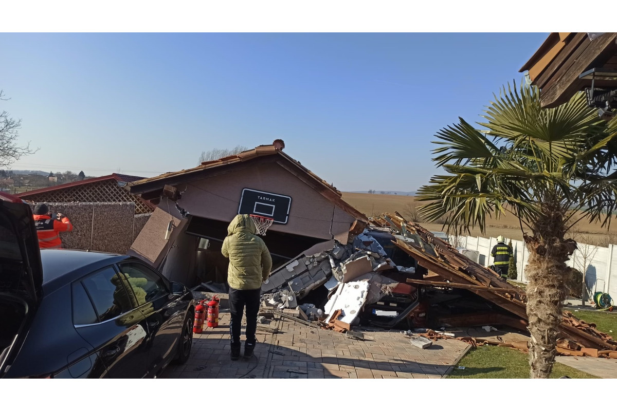 FOTO: V garáži vo Veľkých Ripňanoch došlo k výbuchu plynu, foto 9