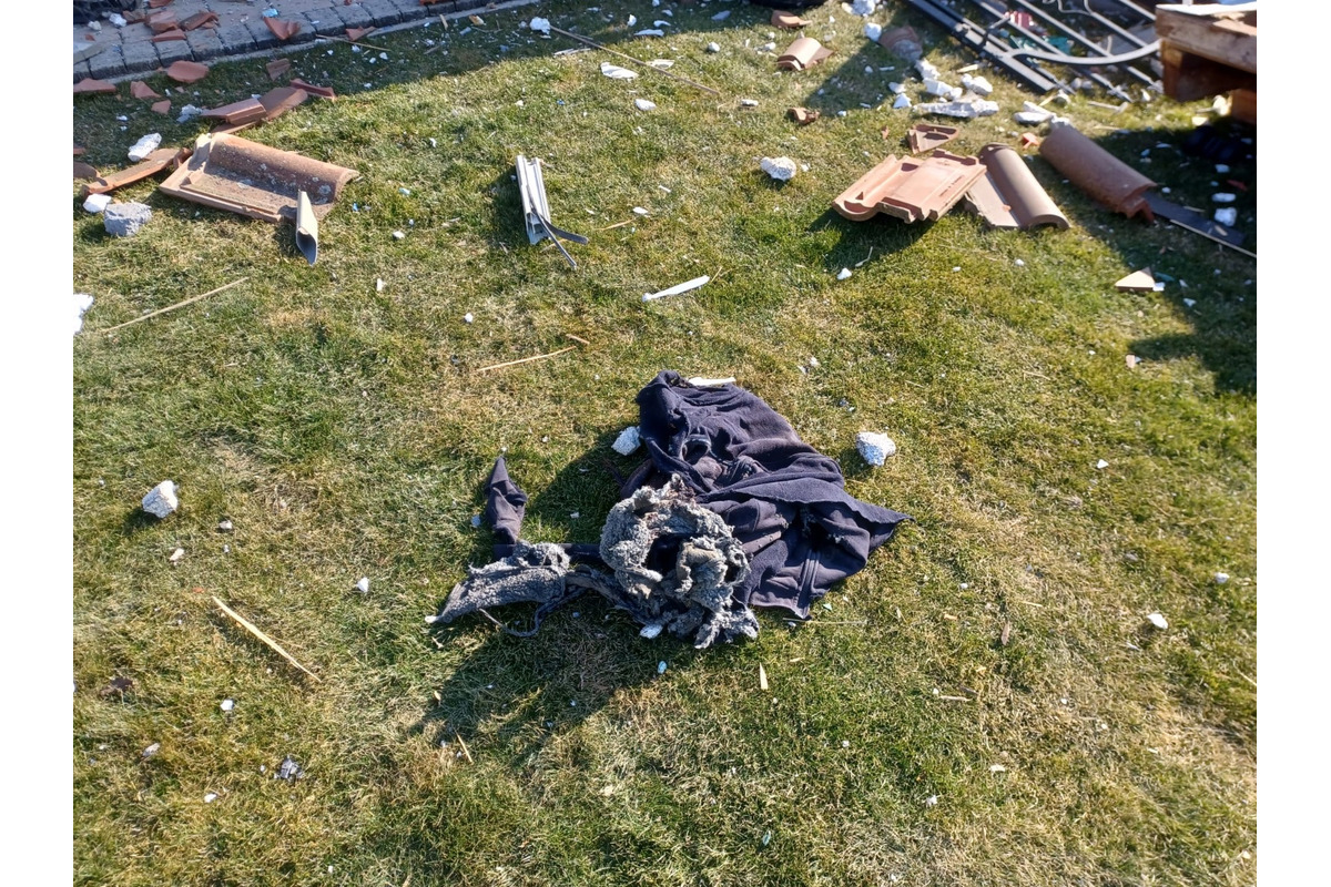 FOTO: V garáži vo Veľkých Ripňanoch došlo k výbuchu plynu, foto 10