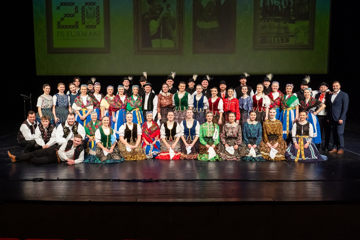 FOTO: Folklórny súbor Furmani oslávil 20 rokov. Galaprogram v nitrianskom divadle priniesol emotívne momenty, foto 1