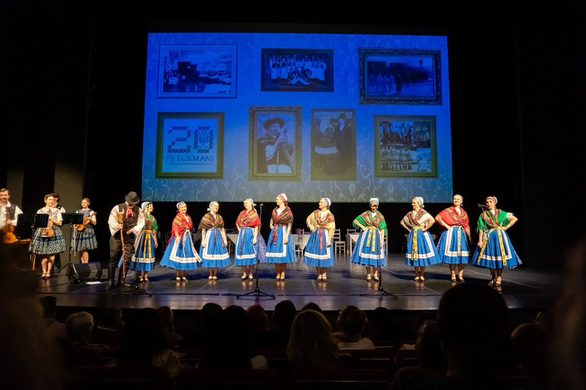 FOTO: Folklórny súbor Furmani oslávil 20 rokov. Galaprogram v nitrianskom divadle priniesol emotívne momenty, foto 2
